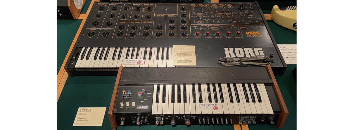MiniKorg 700 with ultra-rare flat MS-20 behind it.